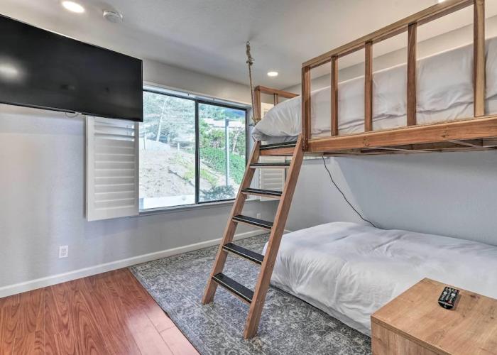 Cliffside Pacifica Hideaway: Unbeatable View!