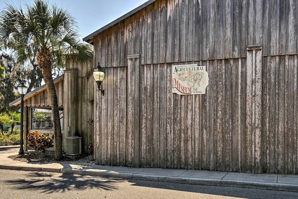 2 Mi to Riverwalk: Palmetto Gem w/ Fire Pit & BBQ