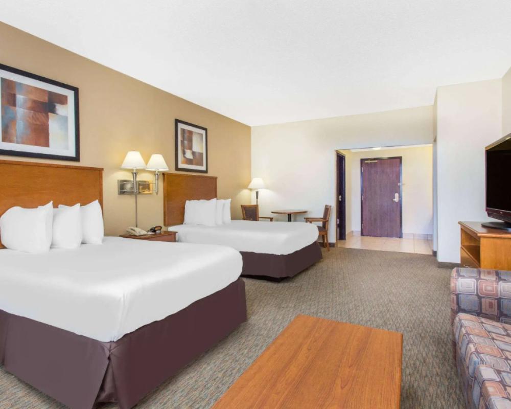 Days Inn By Wyndham Phenix City Near Fort Moore