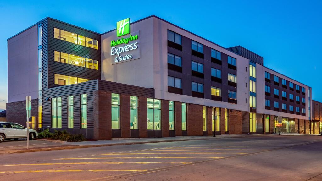 Holiday Inn Express and Suites-Platteville by IHG