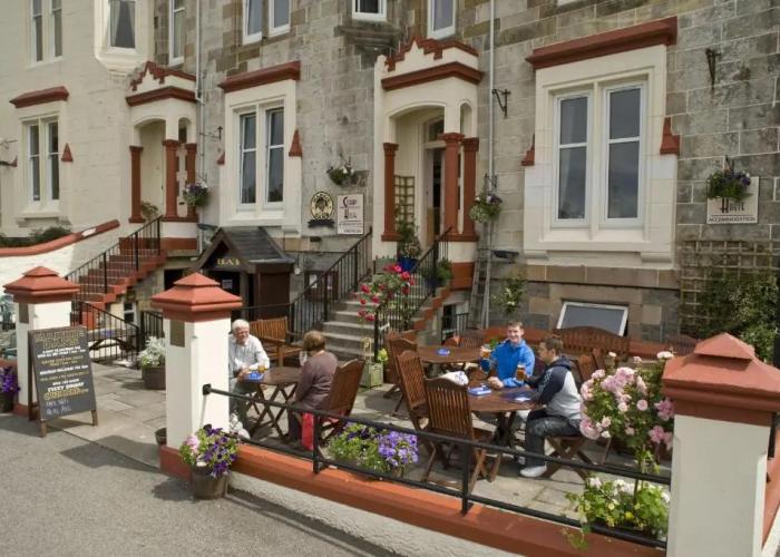 Corran House Guest House & Hostel