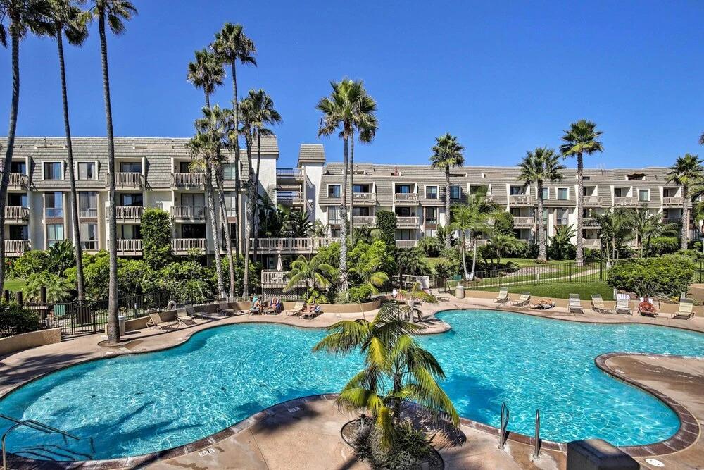 Stunning Oceanside Condo: Walk to the Beach!
