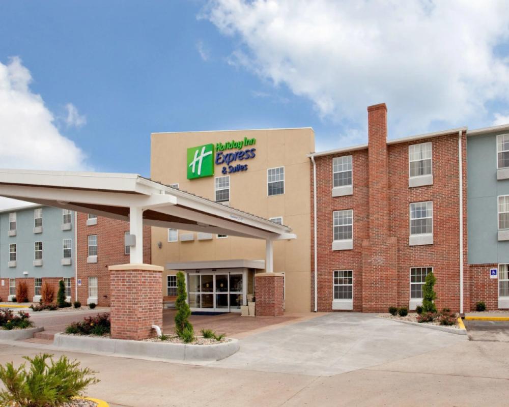 Holiday Inn Express & Suites North Kansas City by IHG