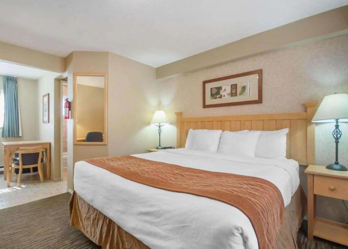 Econo Lodge Inn & Suites