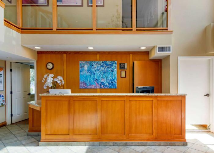 Econo Lodge Inn & Suites