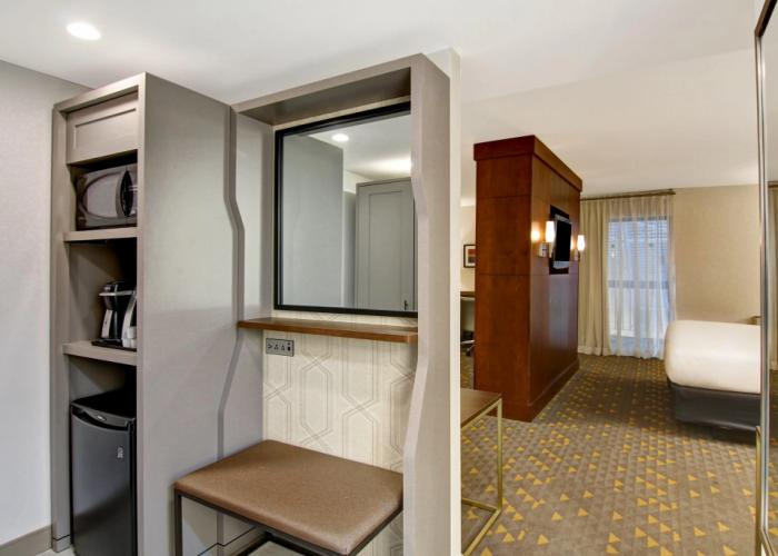 Holiday Inn Oakville Centre by IHG
