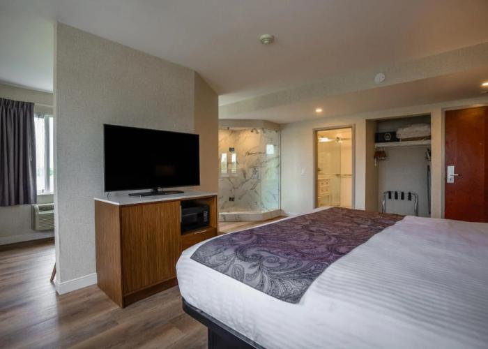 Monte Carlo Inn Oakville Suites