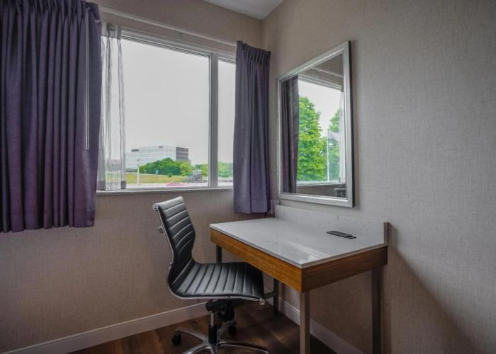 Monte Carlo Inn Oakville Suites