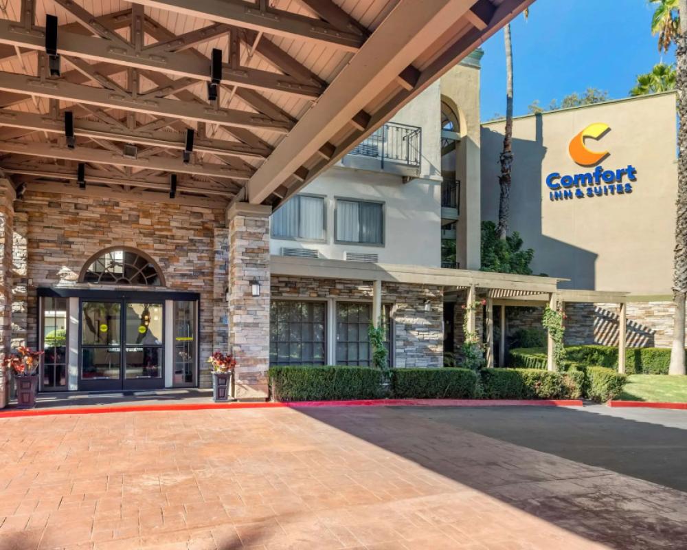 Comfort Inn & Suites Orange County John Wayne Airport