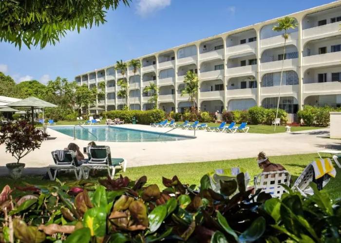 Ground Floor Apartment Located in Hometown, 5 min Walk to the Beach