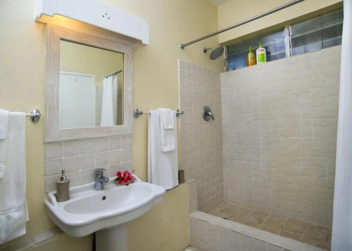 Ground Floor Apartment Located in Hometown, 5 min Walk to the Beach