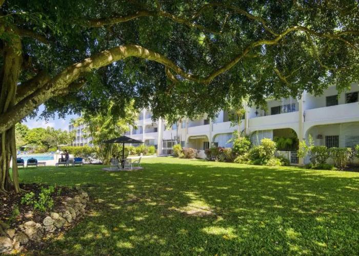 Ground Floor Apartment Located in Hometown, 5 min Walk to the Beach