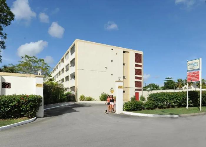 Ground Floor Apartment Located in Hometown, 5 min Walk to the Beach
