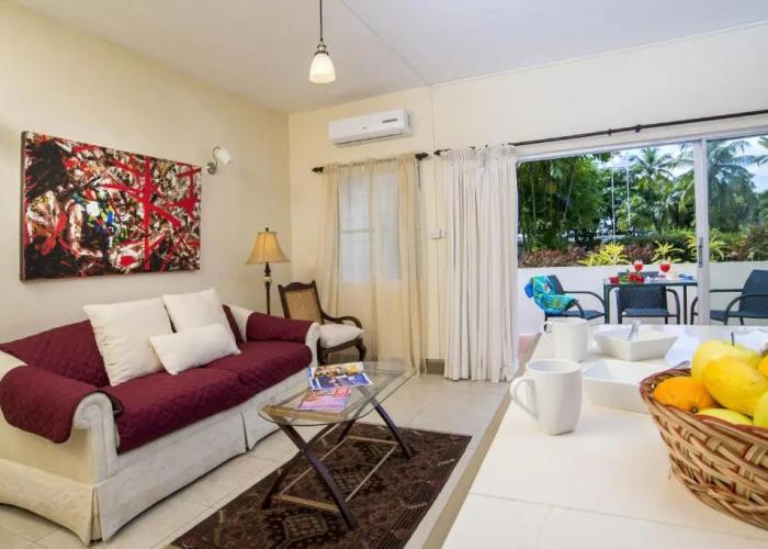 Ground Floor Apartment Located in Hometown, 5 min Walk to the Beach