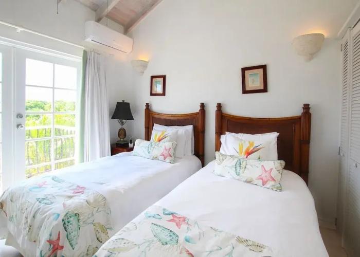 Relax Poolside At This Stylish Townhouse - Porters Gate 24 by BSL Rentals