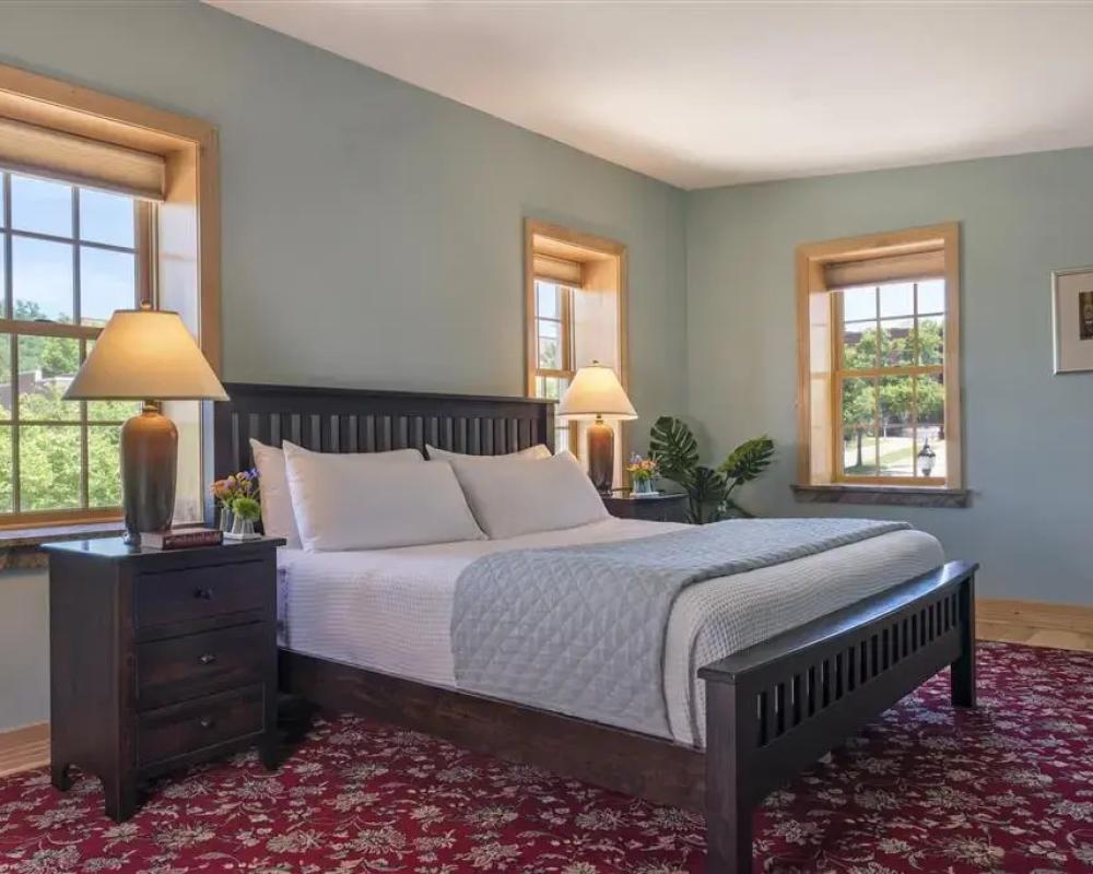 фото St James Hotel, a Historic Hotel of America