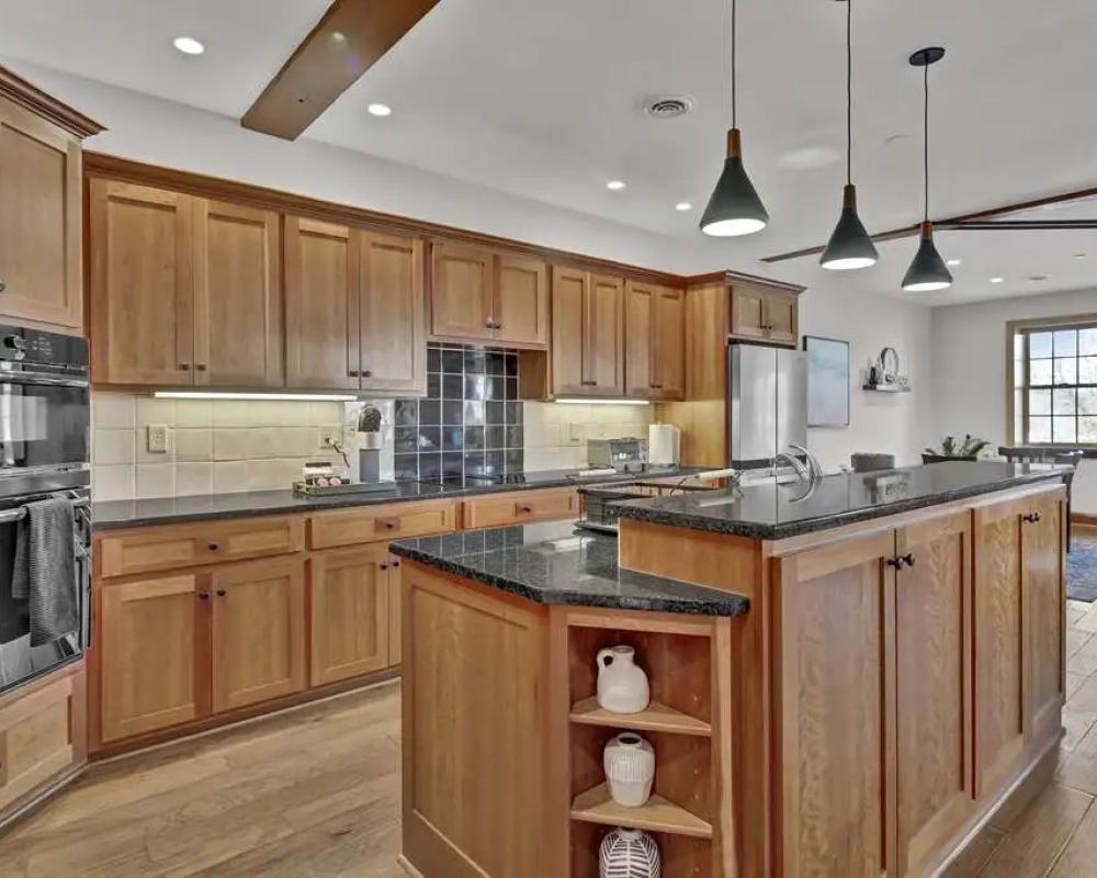 фото St James Hotel, a Historic Hotel of America