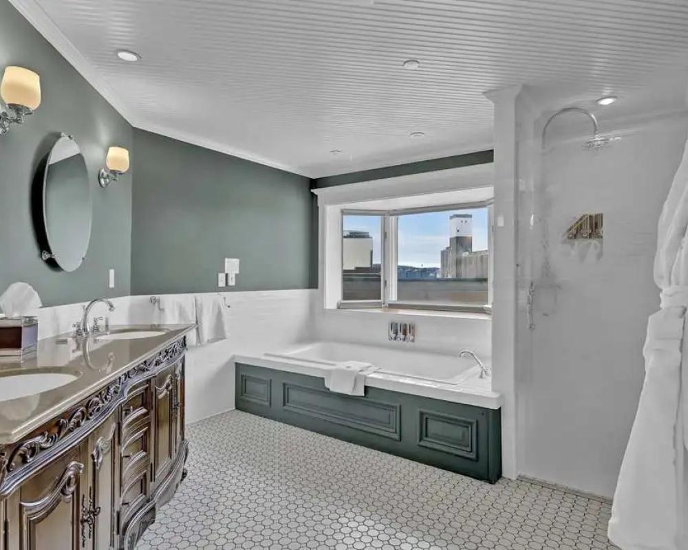 фото St James Hotel, a Historic Hotel of America