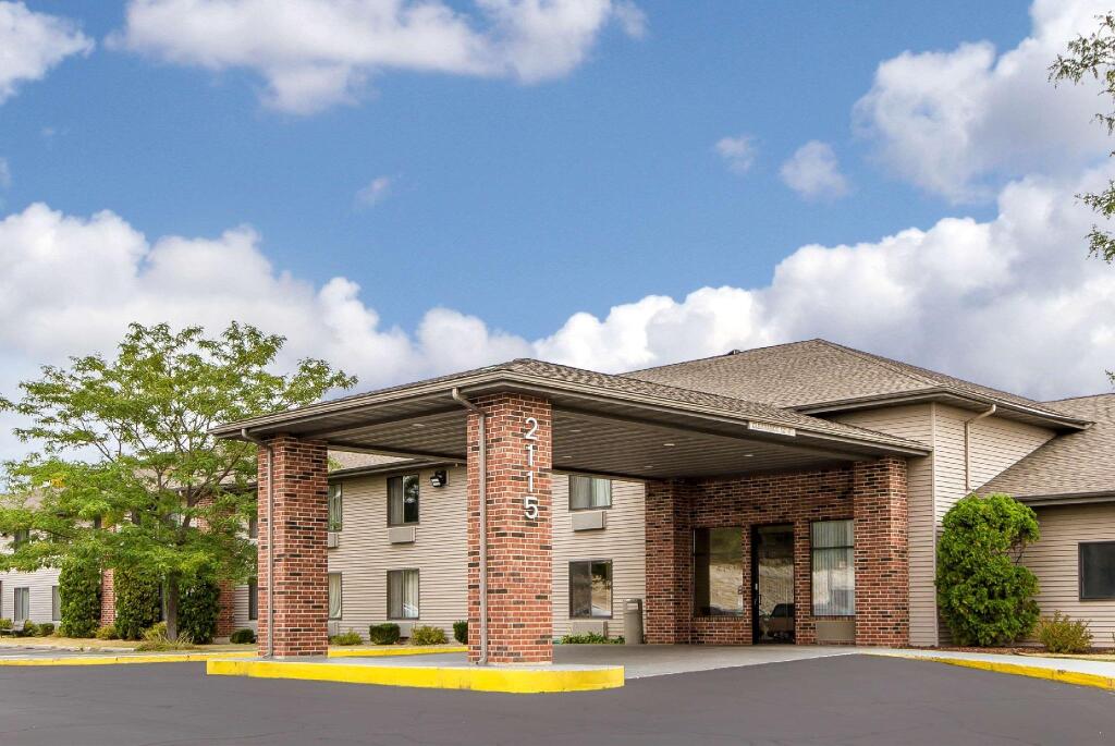 AmericInn by Wyndham Reedsburg