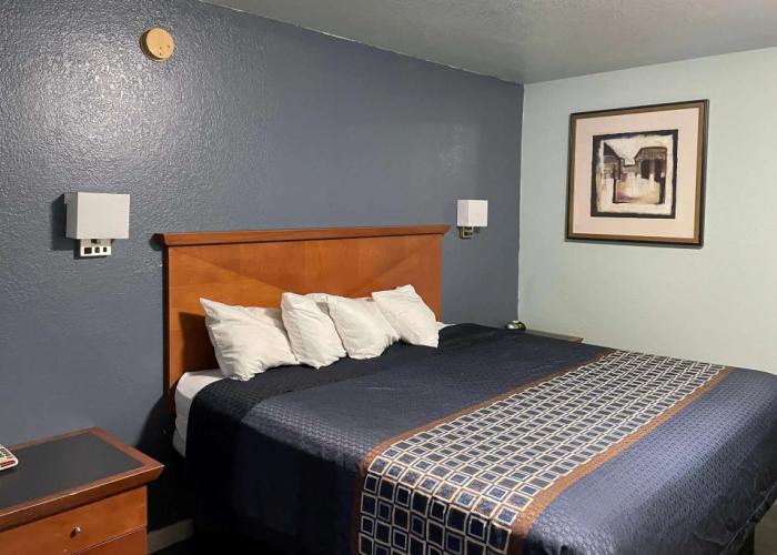 Days Inn by Wyndham Pratt