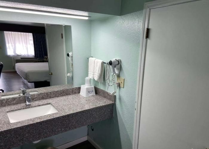 Days Inn by Wyndham Pratt