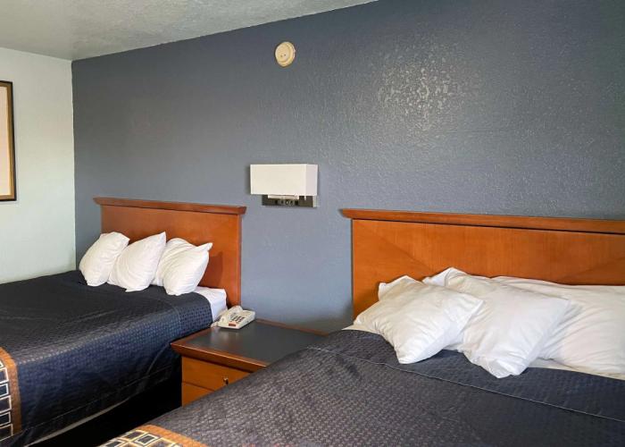 Days Inn by Wyndham Pratt