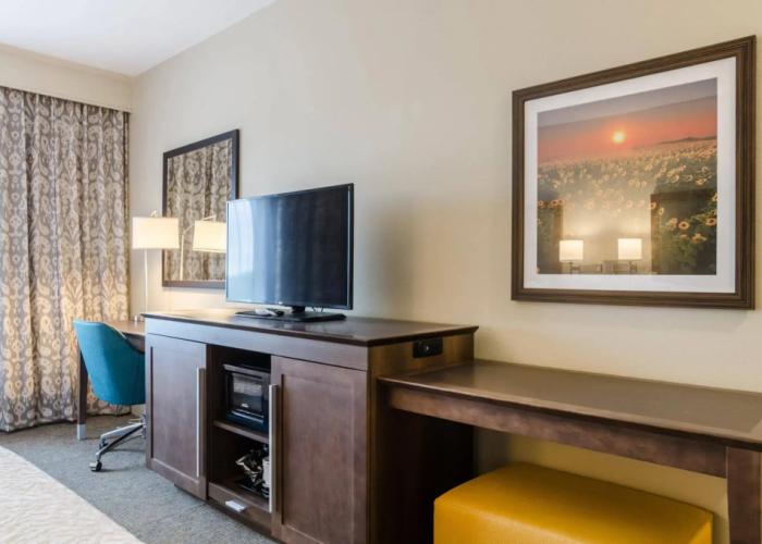 Flag Point Inn & Suites Pratt by FairBridge