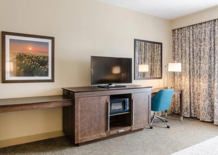 Flag Point Inn & Suites Pratt by FairBridge