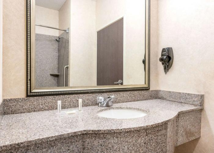 Baymont by Wyndham Pratt