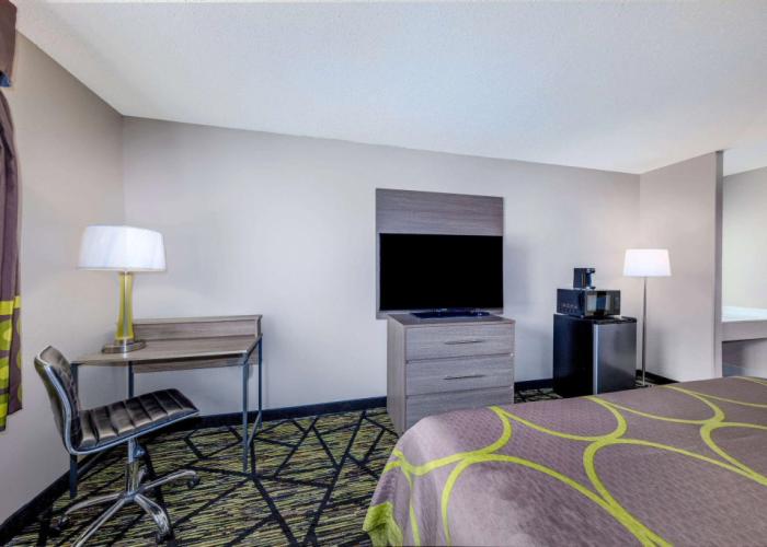 Super 8 by Wyndham Pratt