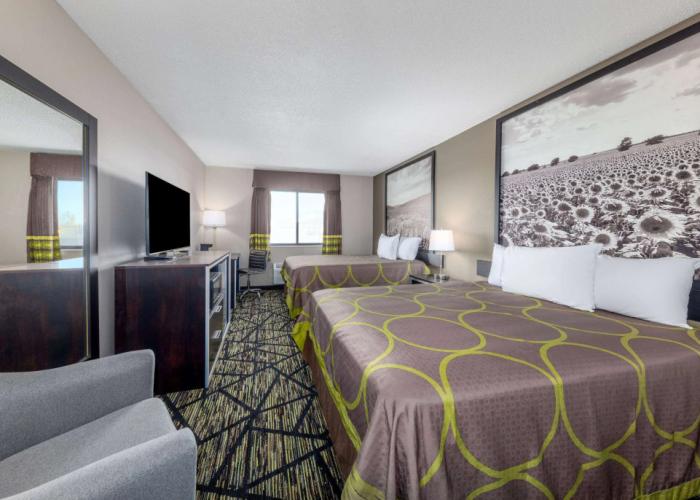 Super 8 by Wyndham Pratt