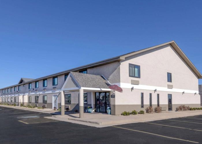 Super 8 by Wyndham Pratt