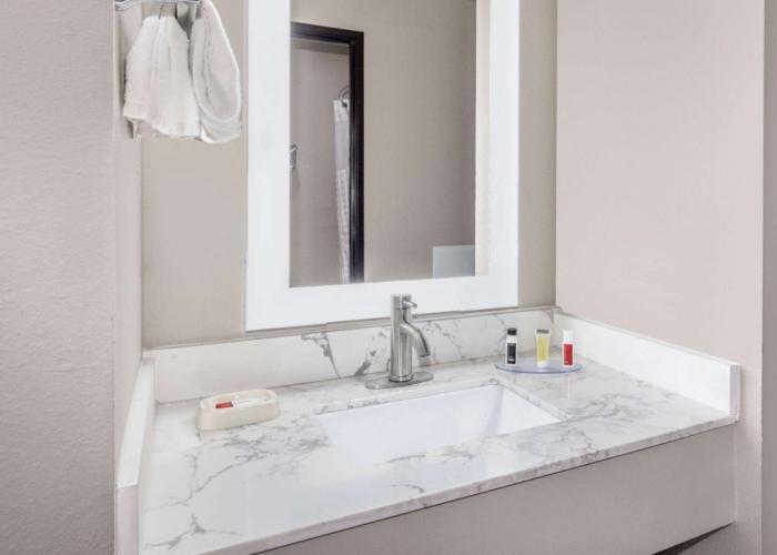 Super 8 by Wyndham Pratt