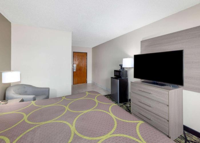 Super 8 by Wyndham Pratt