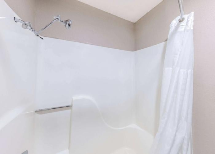 Super 8 by Wyndham Pratt