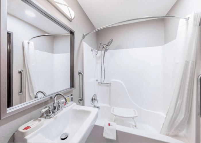 Super 8 by Wyndham Pratt