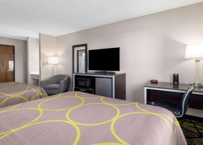 Super 8 by Wyndham Pratt