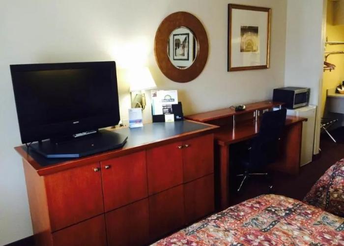 Days Inn By Wyndham Pratt