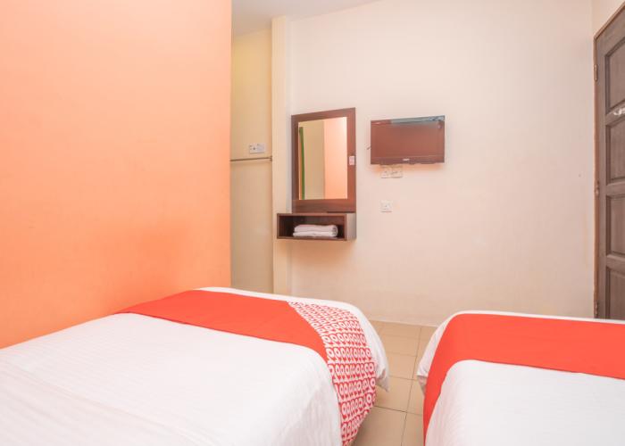 OYO 44078 The Island Hotel