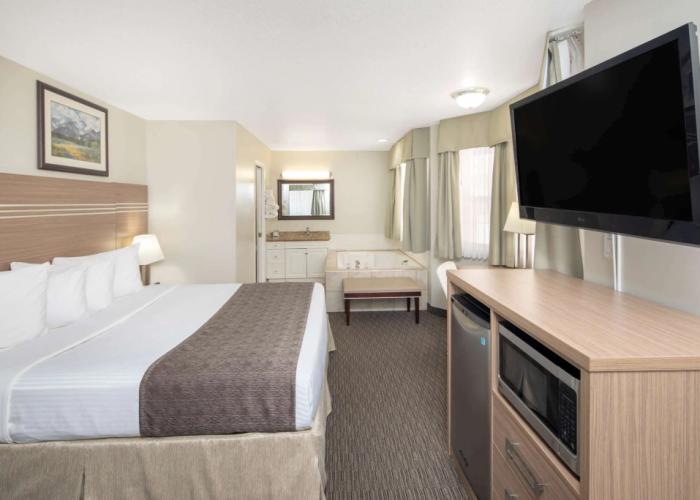 Travelodge by Wyndham Golden Sportsman Lodge