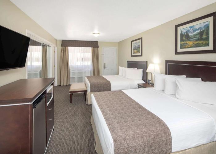 Travelodge by Wyndham Golden Sportsman Lodge