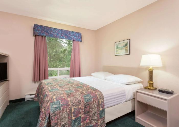 Super 8 By Wyndham Golden