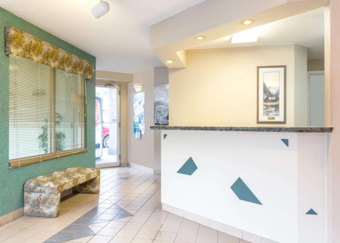Super 8 By Wyndham Golden