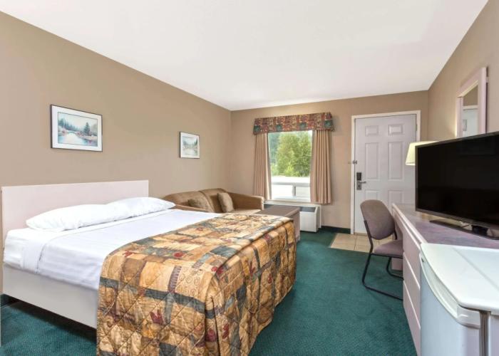 Super 8 By Wyndham Golden