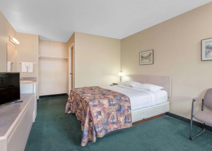 Super 8 By Wyndham Golden