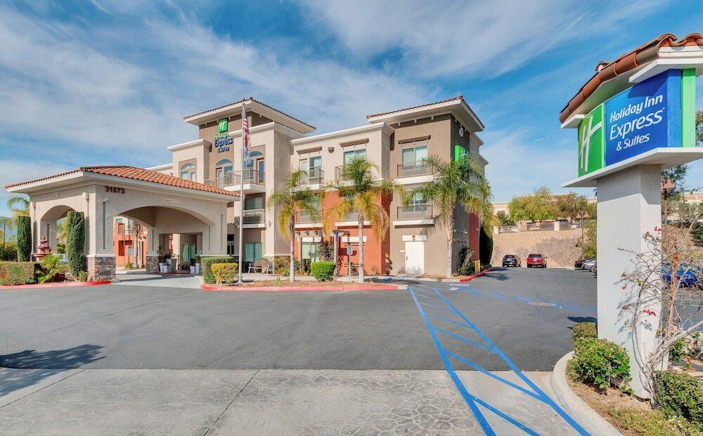 Holiday Inn Express Hotel & Suites Lake Elsinore