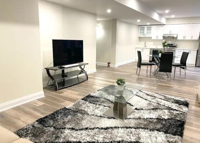 Brand New Walk Out Bsmt Apt Near Beach