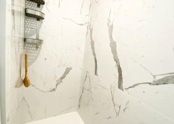 Brand New Walk Out Bsmt Apt Near Beach