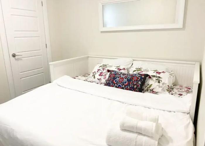 Brand New Walk Out Bsmt Apt Near Beach