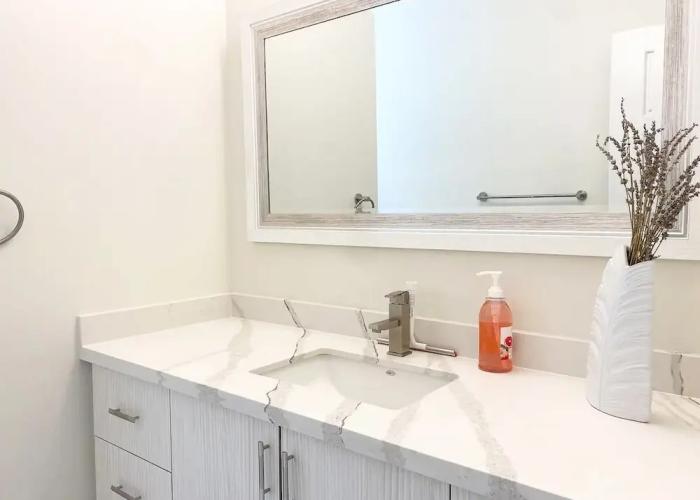 Brand New Walk Out Bsmt Apt Near Beach